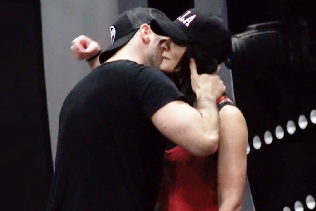 Nones saludó al bailarín Toni Costa, provocando un inmediato reclamo de Dayanara: "A él lo saludas y a mí no". Fue entonces cuando el actor se acercó para ser más cariñoso con su compañera.