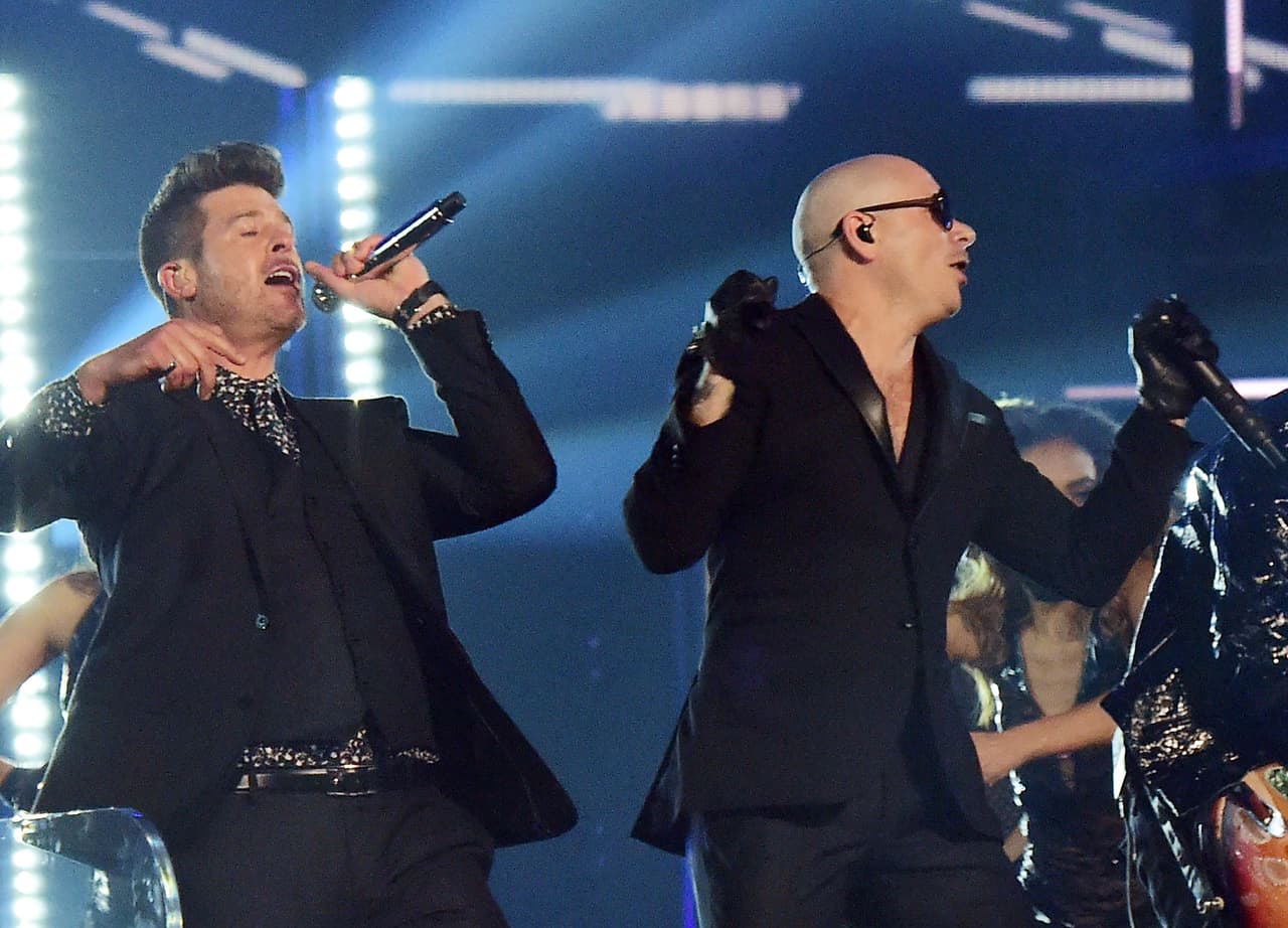 Pero las sorpresas no terminaron ahí, pues el intérprete de origen cubano invitó al cantante Robin Thicke para cerrar con broche de oro su presentación.