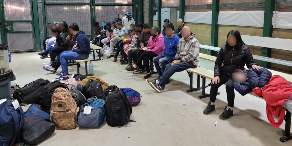 En dos horas, los agentes de la estación Ajo encontraron dos grandes grupos con un total de 107 migrantes cerca de Lukeville. Los grupos estaban formados por adultos y unidades familiares.