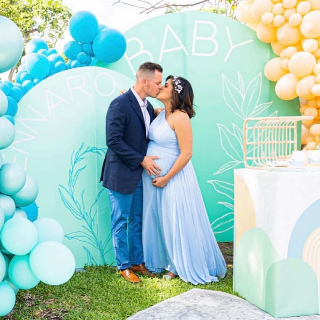 La conductora de Despierta América llegó al festejo de la mano de su esposo Francesco, quien lucía un outfit casual con jeans, un saco y camisa azul combinando con el vestido de la querida Francisca.