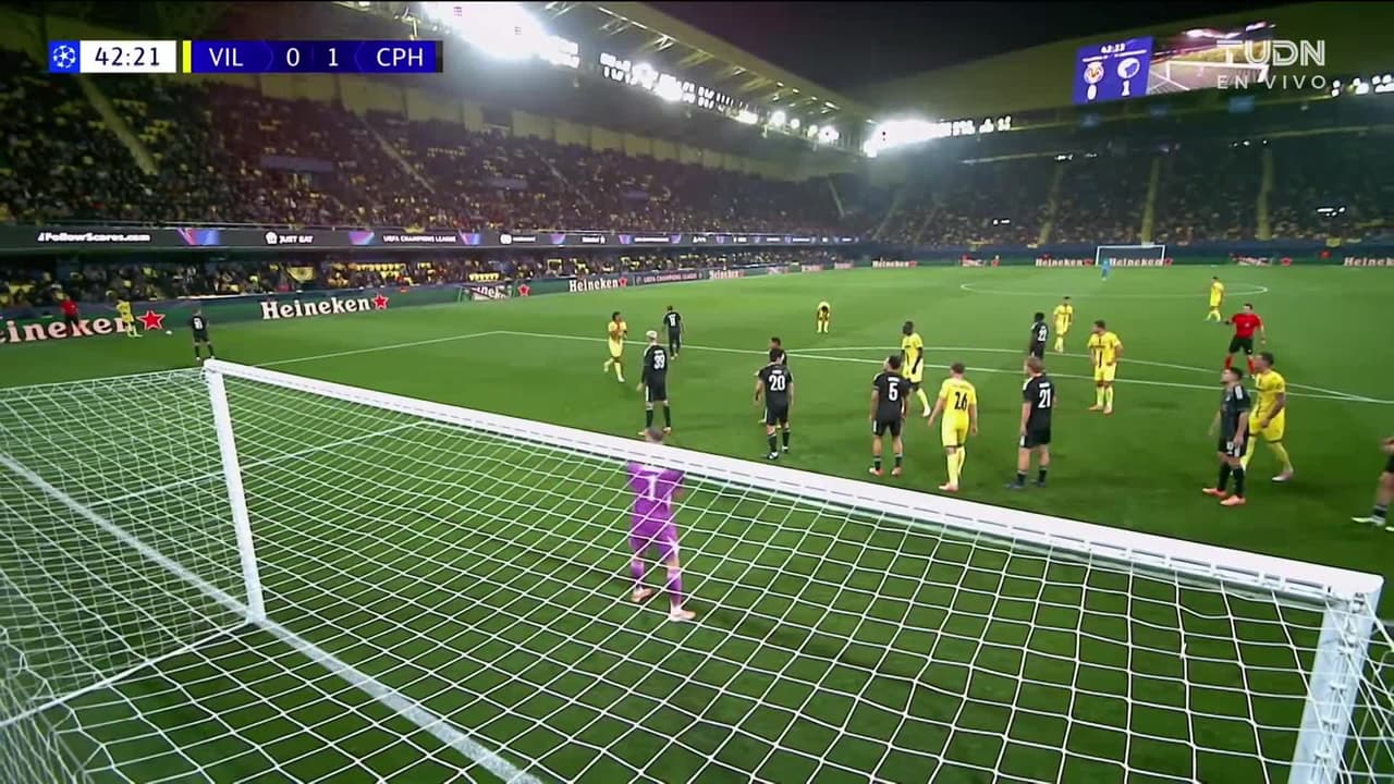 ¡TIRO ATAJADO! disparo por Rafa Marín.