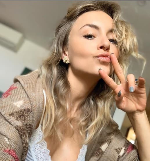 La principal es 
<b>la crítica</b> que suelen recibir las mujeres por esta clase de retratos.