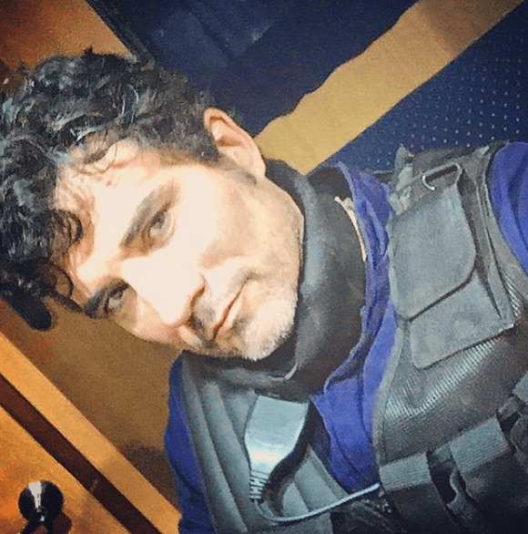 Y como todo un galán intentará conquistar a una de ellas.