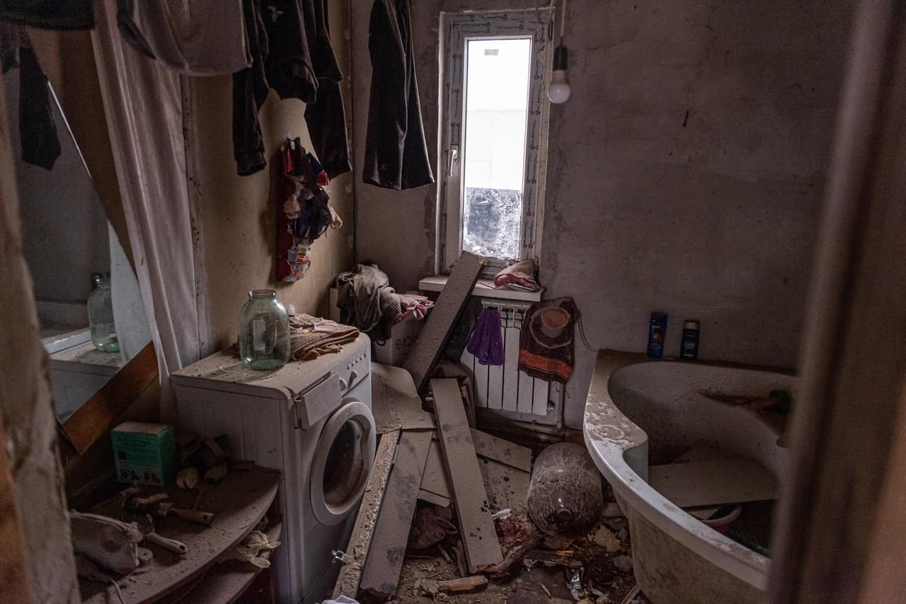 Daños en una vivienda en la población de Trudovskiye, a las afueras de Donetsk. El gobierno ucraniano sostiene que Rusia está cometiendo "crímenes de guerra" al atacar población y estructuras civiles durante su invasión.