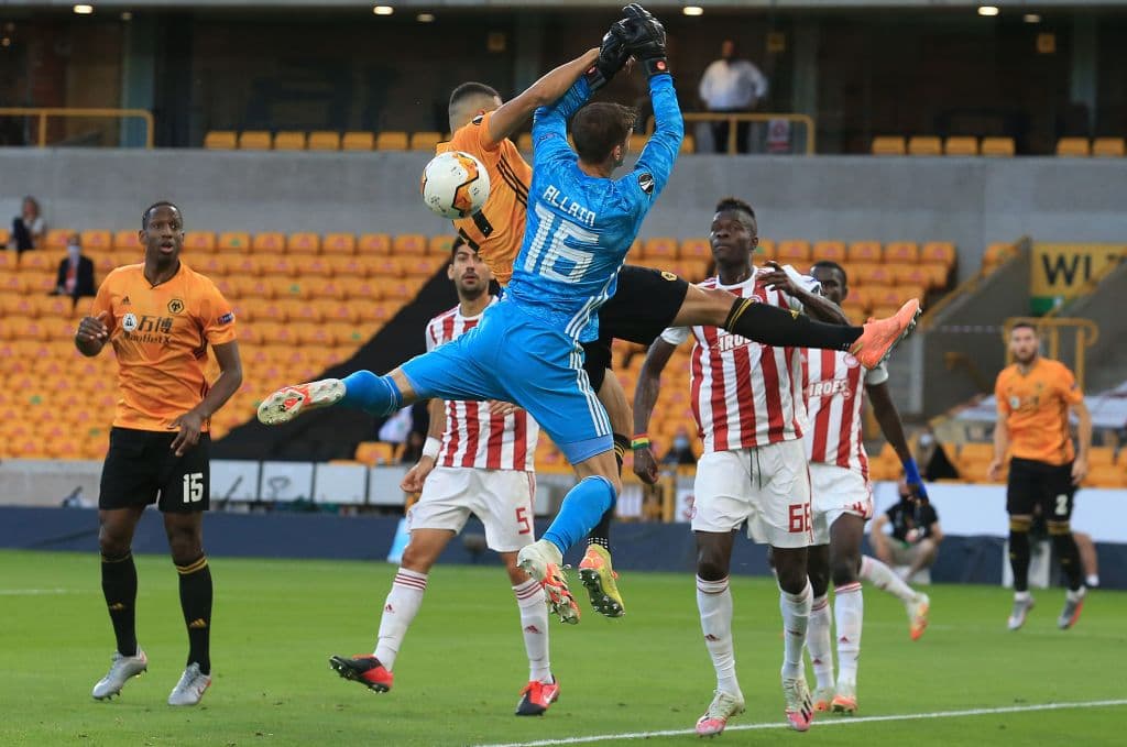 El Wolverhampton saca unas puntadas desde el balón parado y el Olympiacos comienza a sufrir más.