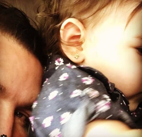 Poncho Lizárraga es otro integrante de la Banda El Recodo que se vuelve loco con sus hijas, principalmente con la pequeña Ximena, quien
<b> </b>nació el 12 de abril de 2016,