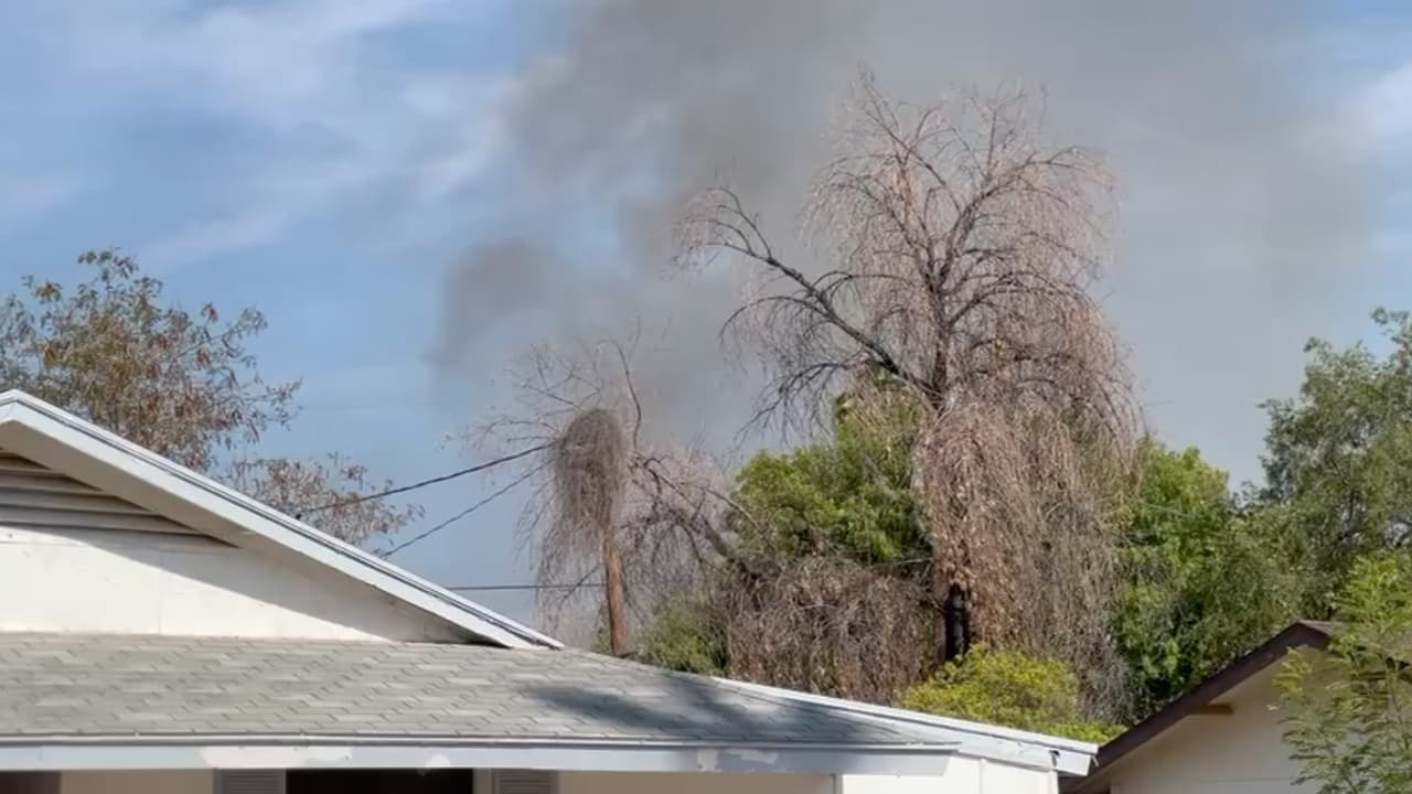 Las llamas comenzaron alrededor de las 3:30 p.m. y tras casi una hora ardiendo, no había presencia del Departamento de Bomberos.