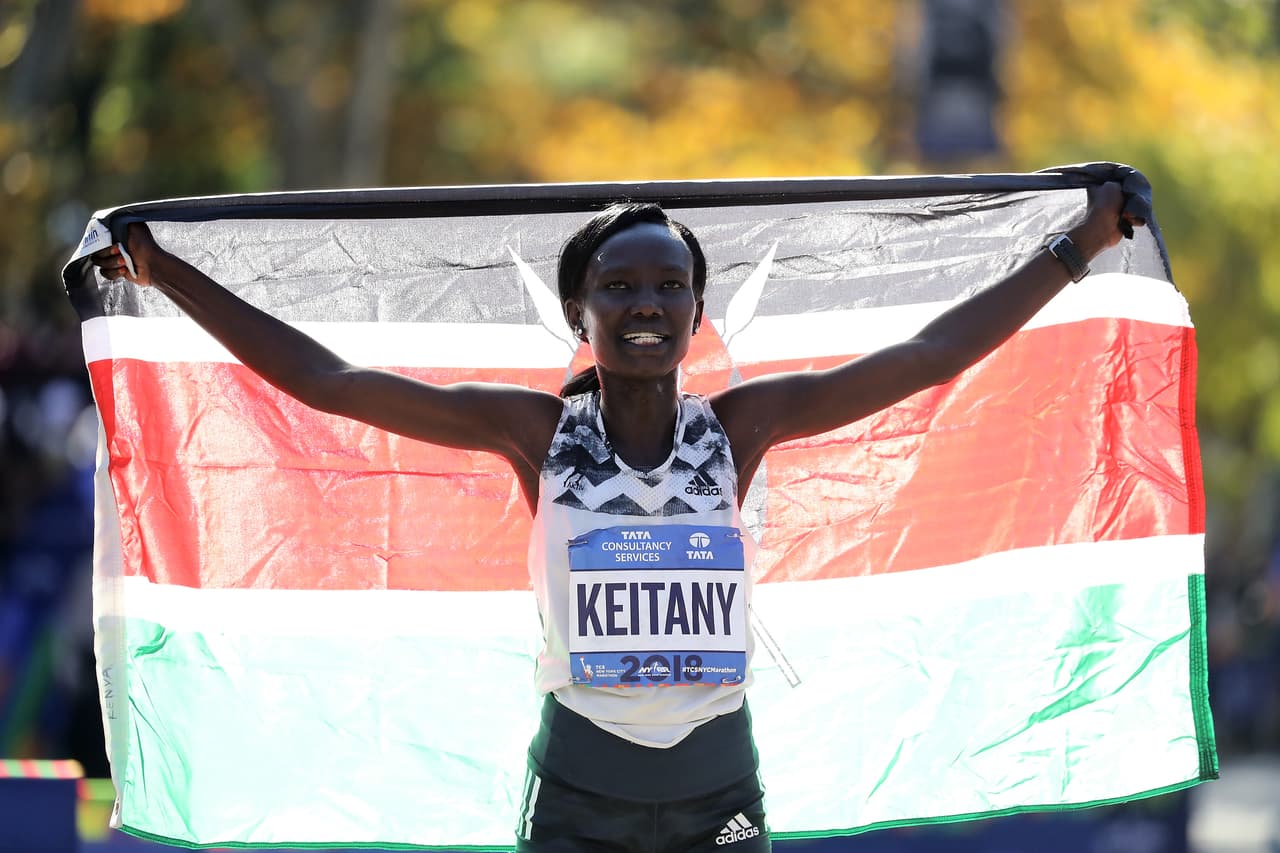 Mary Keitany, de Kenia, celebra su victoria después de ganar la División Femenina del Maratón de Nueva York 2018 en Central Park.