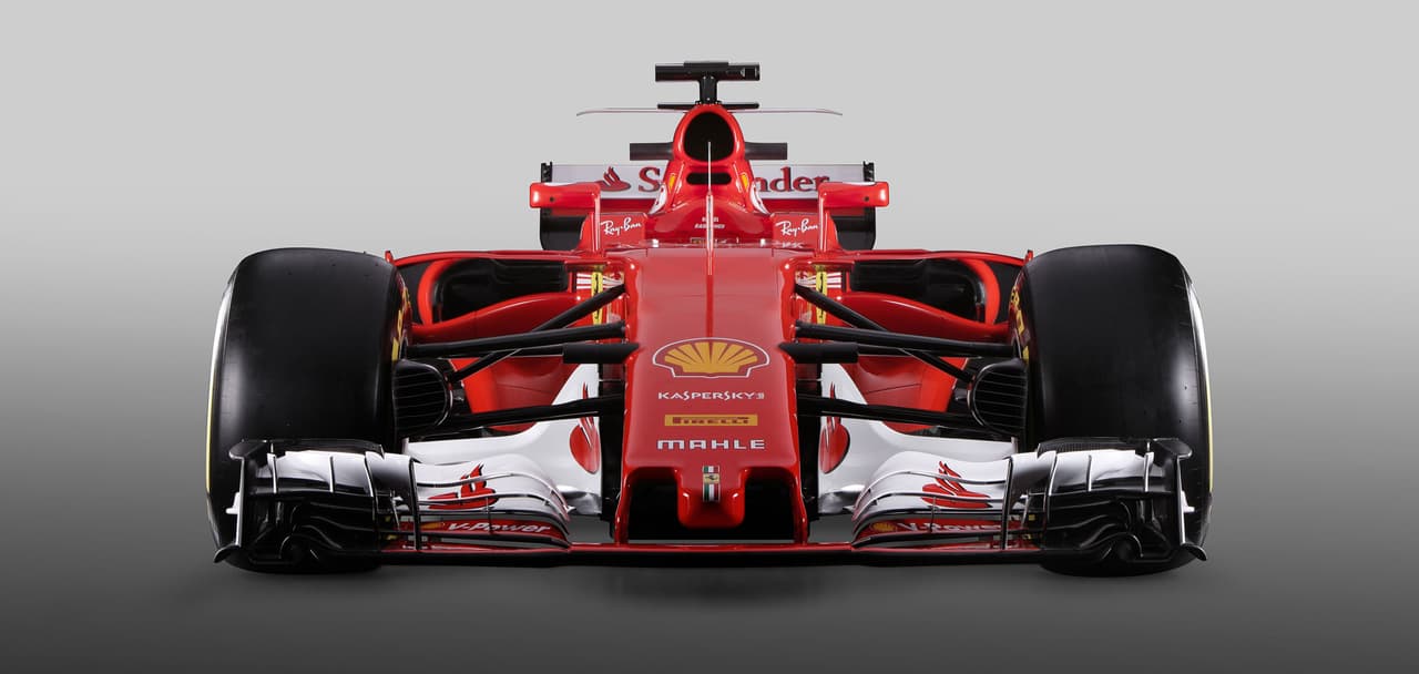 Su ancha trompa muestra un alerón con un diseño ligeramente más discreto, ensanchado por las nuevas reglas técnicas de esta temporada.