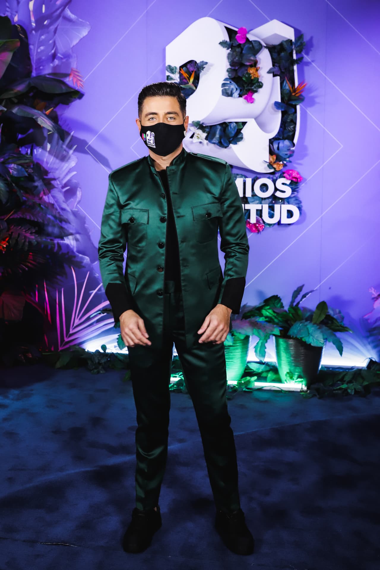 En su cubrebocas negro, el comunicador presumió los logotipos de Univision y Premios Juventud.