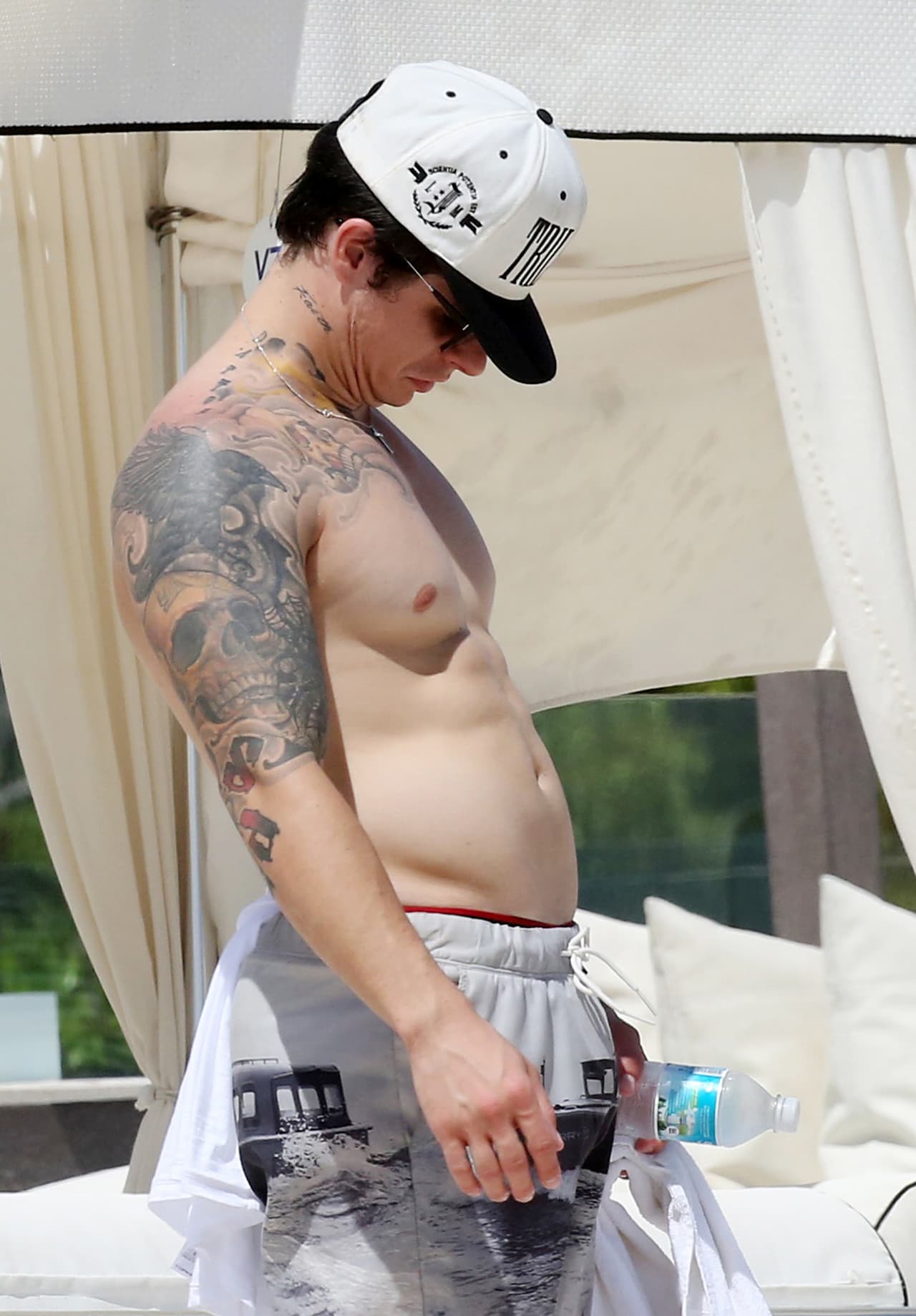 Pero hasta también parece que subió un poquito de peso - aquí soltando la panza.