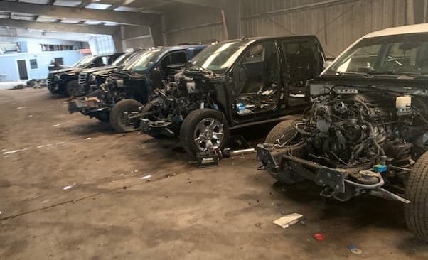 La Oficina del Sheriff del Condado de Dallas, los detectives del Equipo Contra el Robo de Automóviles del Norte de Texas y el Departamento de Policía de Seagoville recuperaron 17 vehículos robados.
<br>