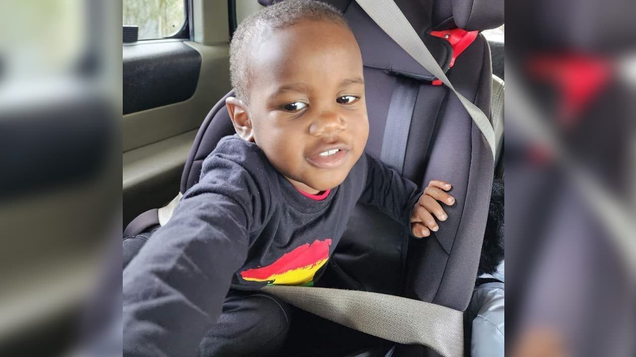 Múltiples agencias de la ley, incluyendo el FDLE y el FBI se unieron en la búsqueda de Taylen con
<b>drones, perros policías y equipos de buceo</b> en estanques de retención cercanos al complejo residencial.
<br>
<br>La tarde del viernes, la familia de Jeffery se unió a una conferencia de prensa con la policía donde suplicó ayuda para encontrar a Taylen, quien había recién cumplido sus 2 años hace 20 días.
<br>
<br>
<b>"Por favor, ayúdenos”</b>, imploró Lakita Densons, abuela del niño y madre de Jeffery, antes de romper en llanto.