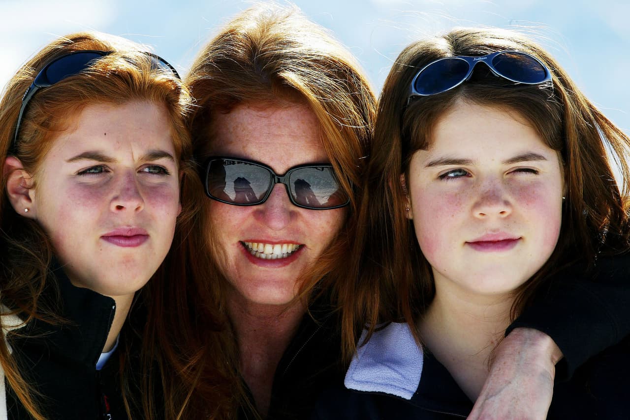 "Como madre (de Beatrice y Eugenie), encuentro absolutamente desgarradoras las historias de los niños afectados por el terremoto y el tsunami en Indonesia. Ellos necesitan nuestra ayuda", escribió Sarah Ferguson junto a 
<b><a href=" https://www.street-child.co.uk/ ">la dirección cibernética a través de la cual se pueden hacer donativos</a></b> para estos menores.