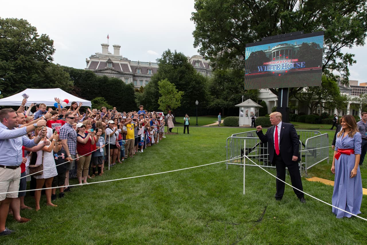 Los Trump se acercaron a saludar a los asistentes al evento conmemorativo en la Casa Blanca. Firmaron autógrafos.