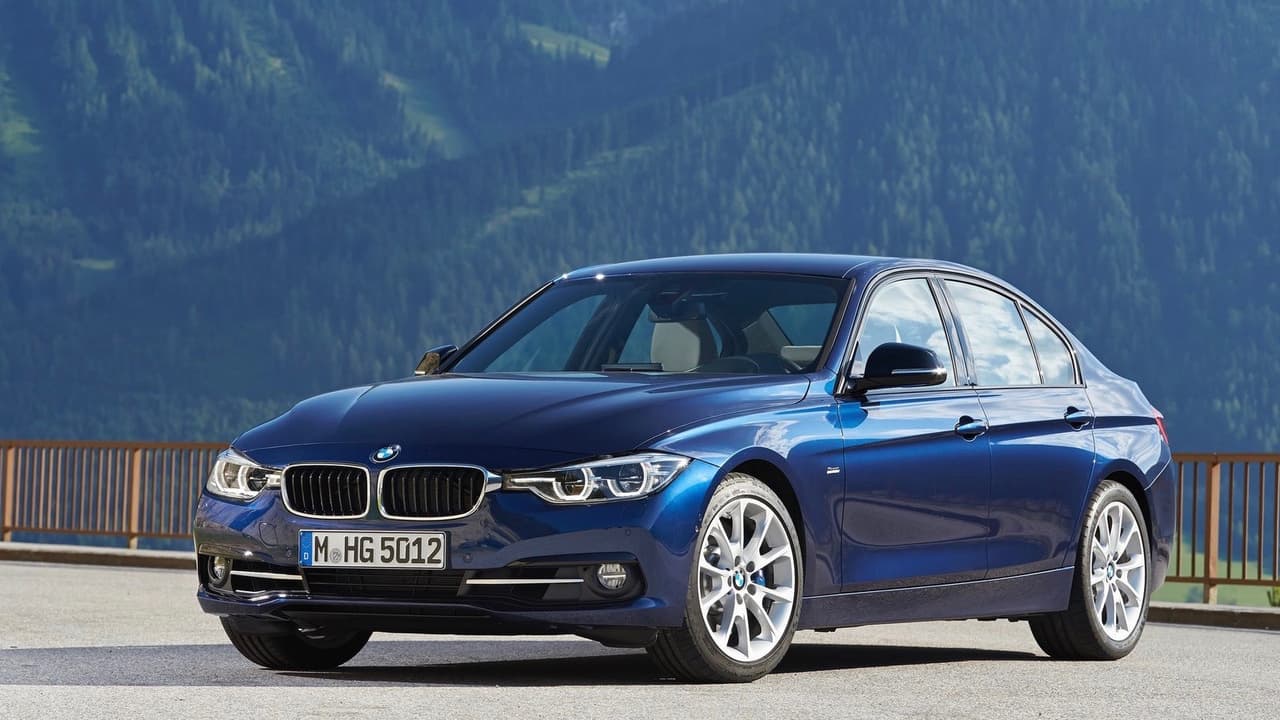 <h3 class="cms-h3-H3">4. BMW Serie-3</h3>
<br>
<br>El sedán compacto de BMW siempre es el sueño automotriz de una gran proporción de la población adolescente en Estados Unidos, pero a menos que tengan padres extremadamente generosos, la realidad de los precios en los salones de exhibición los lleva hasta las ruedas de opciones más modestas, generalmente con nombre japonés. Pero para aquellos que estén dispuestos a comprar en el mercado de segunda mano, el sueño se puede hacer realidad. 
<br>
<br>Según iSeeCars.com con un precio promedio de 24,024 dólares para una unidad de 3 años de uso y un factor de depreciación de 49.8% el BMW Serie-5 es la cuarta mejor opción
<b> </b>como carro de segunda mano con poco uso en Estados Unidos.