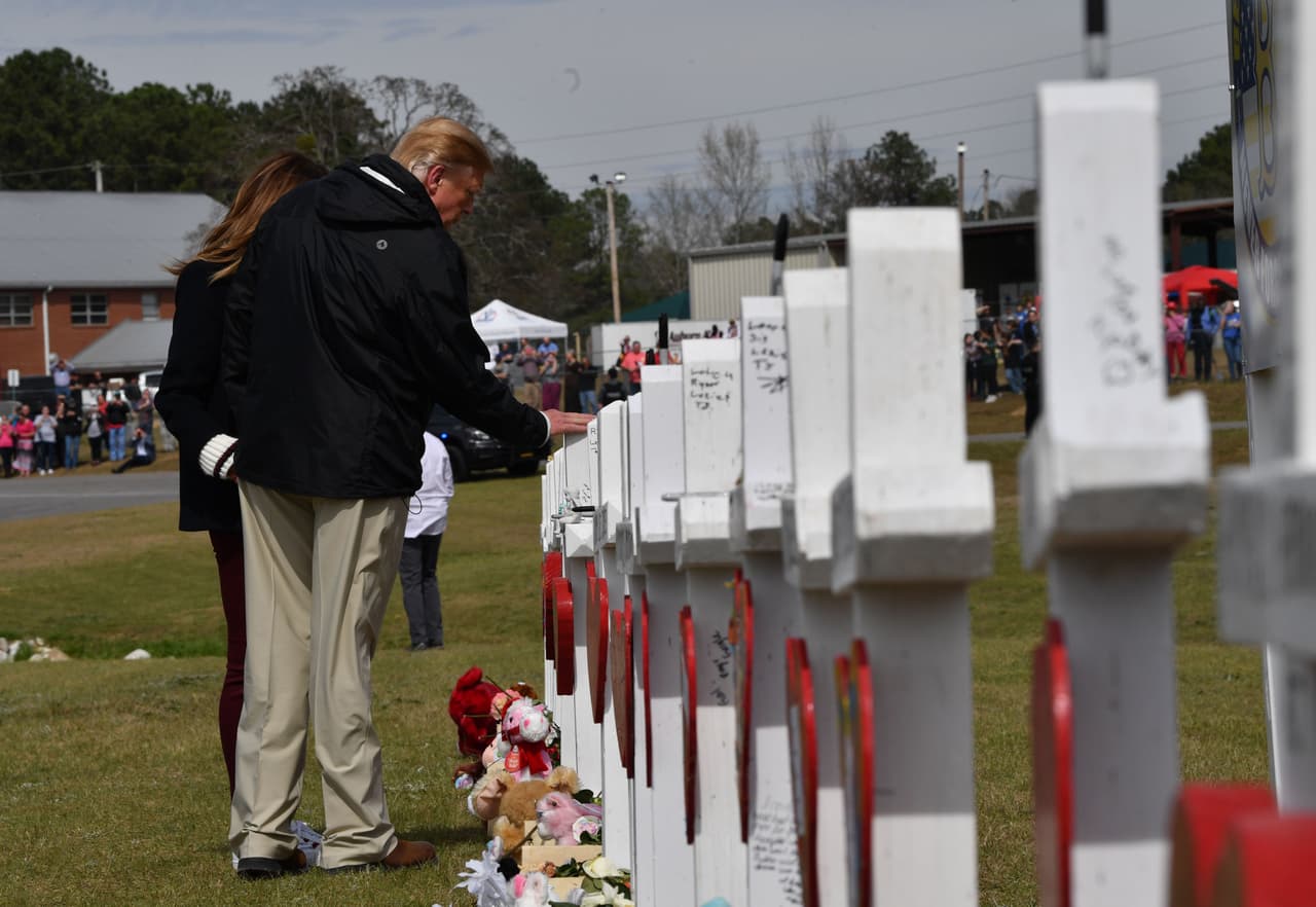Fuera de la iglesia había 23 cruces, una para cada uno de los fallecidos. El presidente y su esposa se acercaron al monumento para conmemorar a las víctimas.