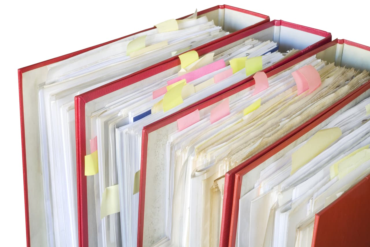 Líbrate de papeles. Las cuentas que debes pagar, los catálogos y promociones que recibes por correo se pueden ir apilando sin control. Anímate y dile adiós a la mayor cantidad posible de papel. Archiva solo lo que necesites conservar.