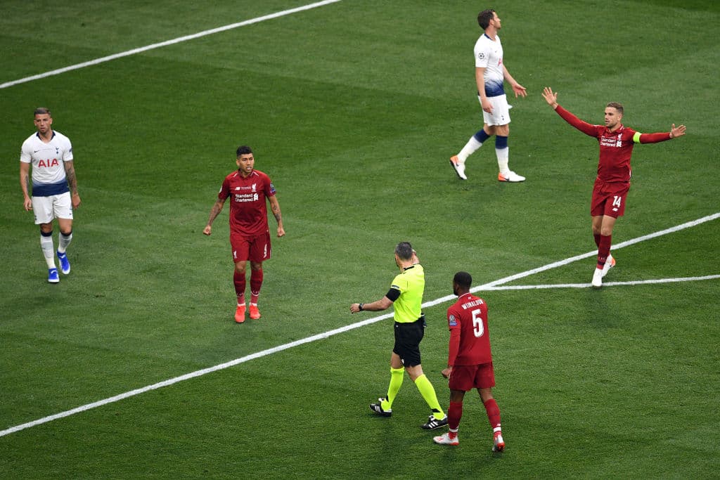 El árbitro esloveno Damir Skomina sancionó al primer minuto de juego un penal para Liverpool.
