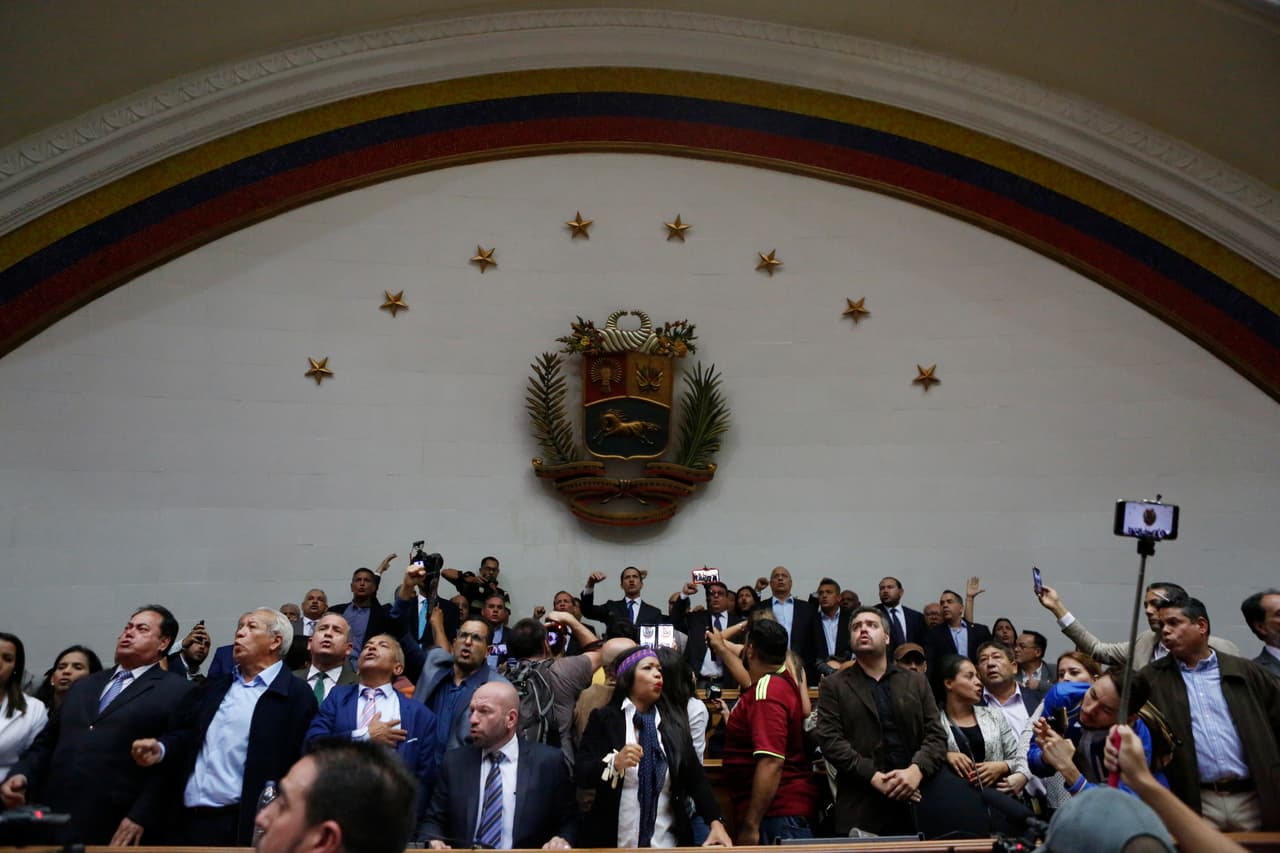 Más temprano el presidente de la directiva paralela de la Asamblea, Luis Parra, había liderado también una sesión en el Legislativo que no contó con la presencia de ningún diputado aliado a Guaidó. “No hay quorum reglamentario, no tienen la mayoría. Afuera hay paramilitares afectos al gobierno, armados, prohibiendo el paso a diputados, agrediendo a la prensa”, dijo Guaidó.