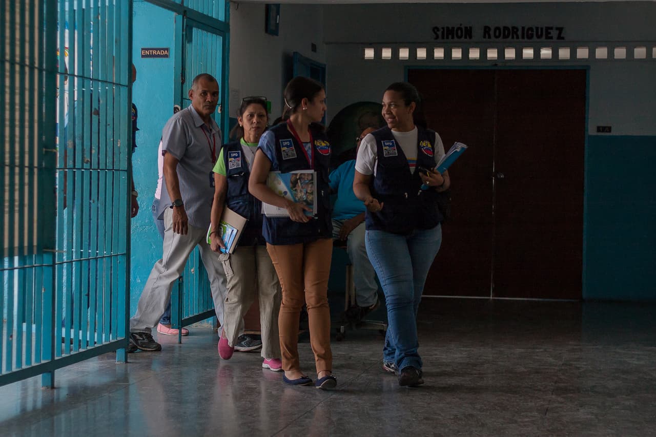 Luego del homicidio, funcionarios del Ministerio de Interior y Justicia y de la Policía Nacional visitaron la escuela para conversar con el personal.