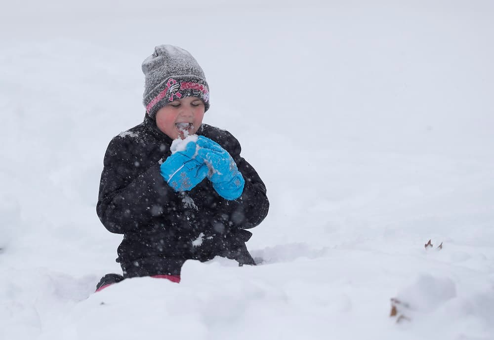 Sin embargo, las grandes canditades de nieve ha permitido que los niños pudieran salir a divertirse haciendo muñecos de nieve, deslizándose en trineos y jugando con bolas de nieve. En la imagen, Joslyn Fontanella, de 8 años, se divierte en Greensboro, Carolina del Norte.