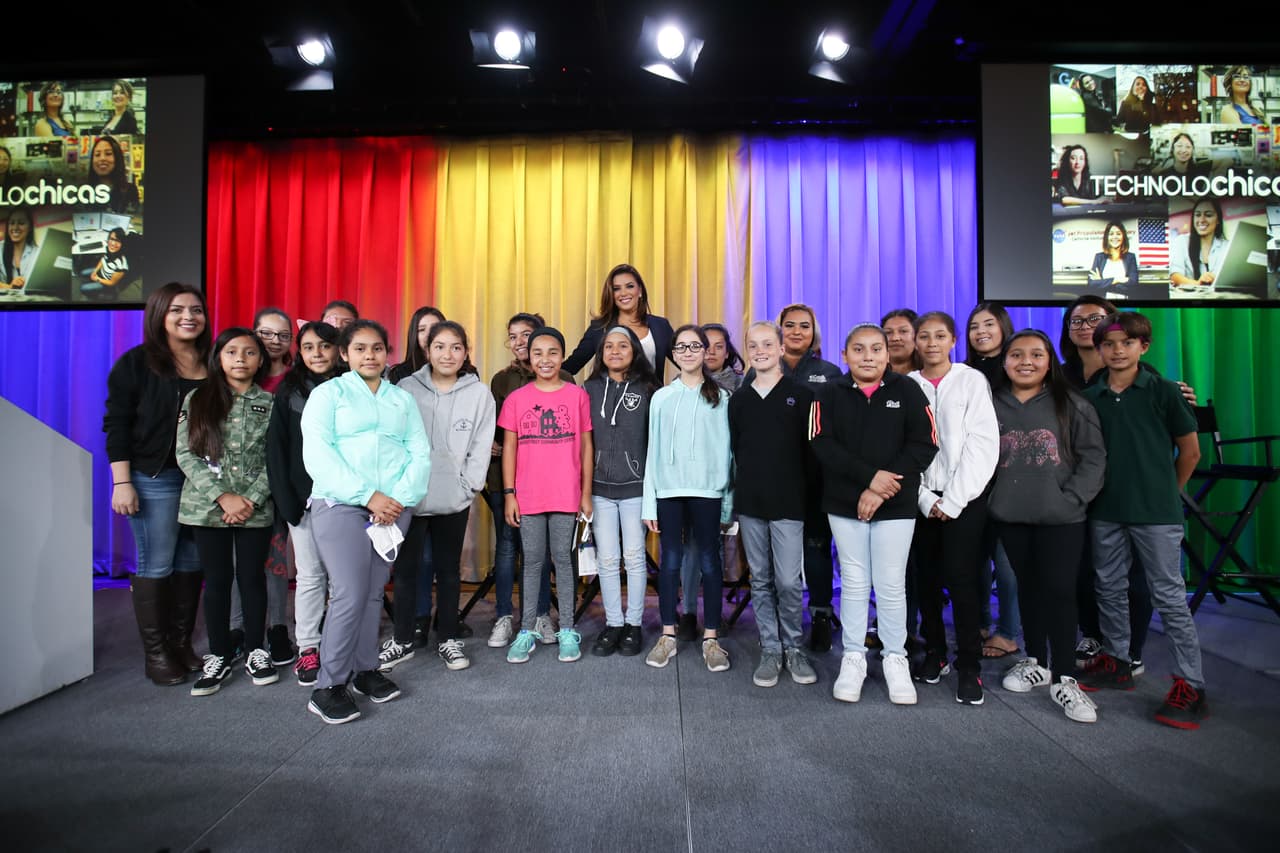 Longoria junto a un grupo de estudiantes que acudieron al evento.