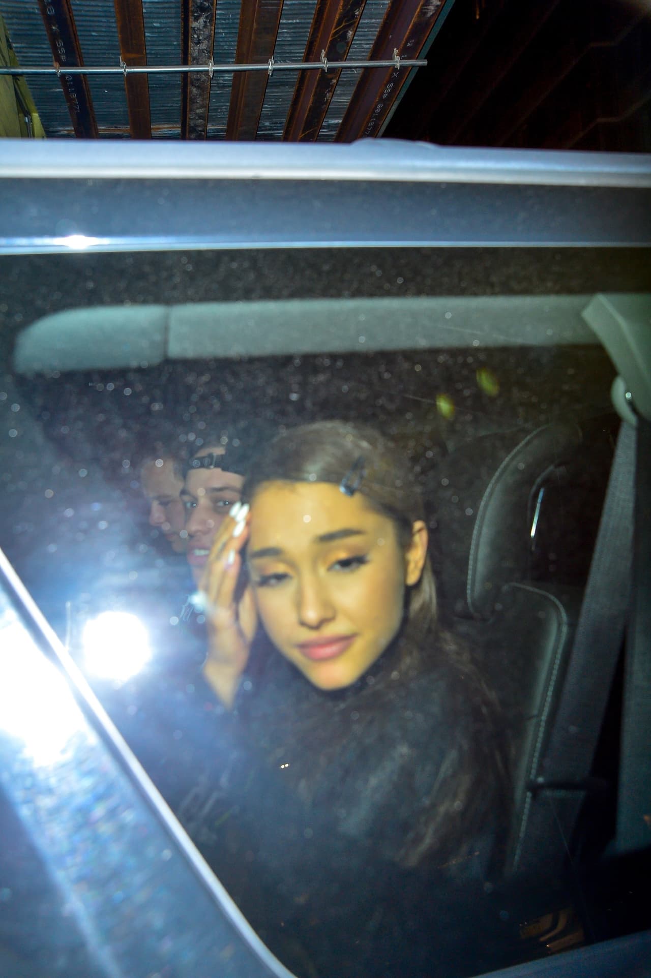 La pareja celebró el martes pasado el cumpleaños 25 de Grande cantando juntos en un karaoke el éxito '
<b>Bring Me to Life</b>', de la banda de rock 
<b>Evanescence</b>.