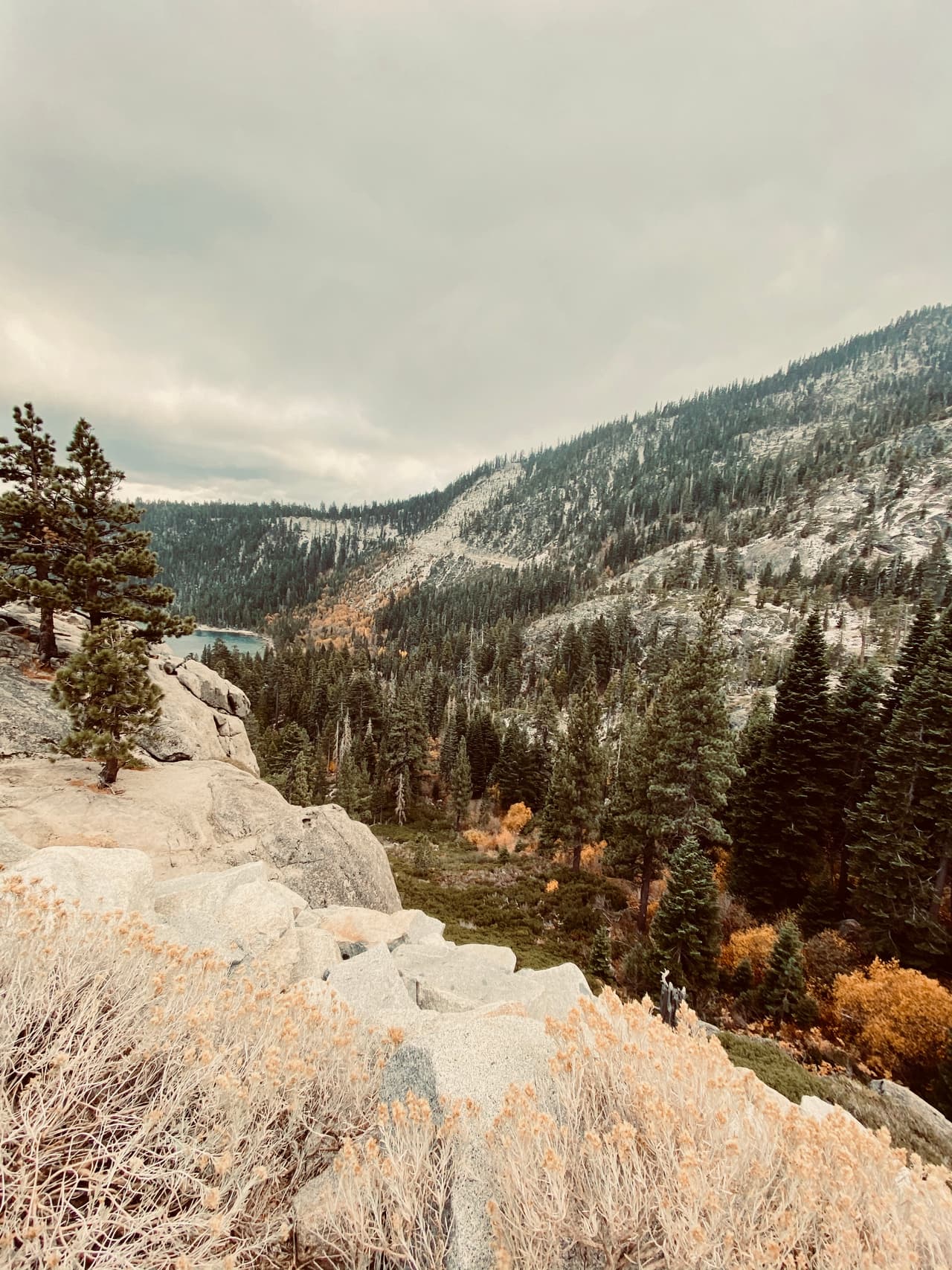 La elevación de la superficie promedio de Lake Tahoe es de 6,225 pies (1,897 metros) sobre el nivel del mar.