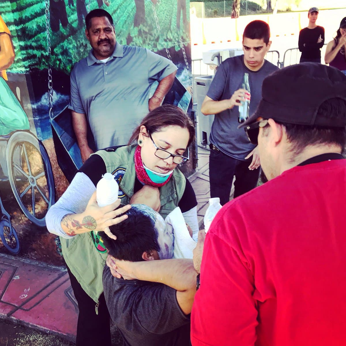 Tres arrestos y un policía herido deja manifestación a favor de Trump en un parque del sur de California