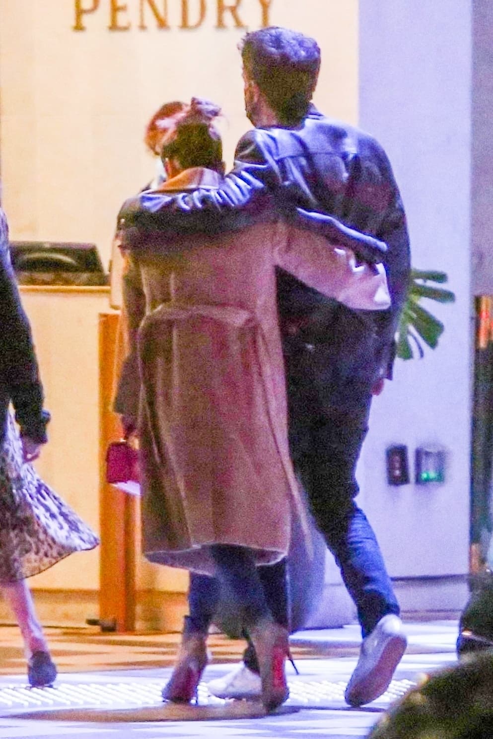 Incluso, 
<b>se mostraron cariñosos al <a href="https://www.univision.com/shows/el-gordo-y-la-flaca/ben-affleck-jlo-detalles-del-romance-ineditos">caminar abrazados</a></b>. 
<br>