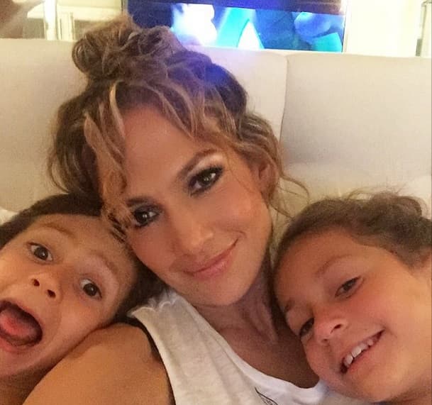 El 10 de mayo fue una de las mamás más afortunadas y nos compartió su linda selfie con sus hijos.