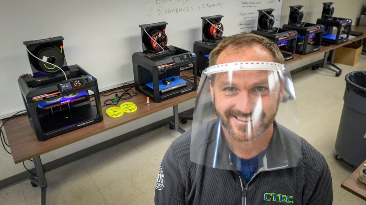 Estudiantes de secundaria de Fresno fabrican mascarillas para ayudar en medio de la crisis por coronavirus