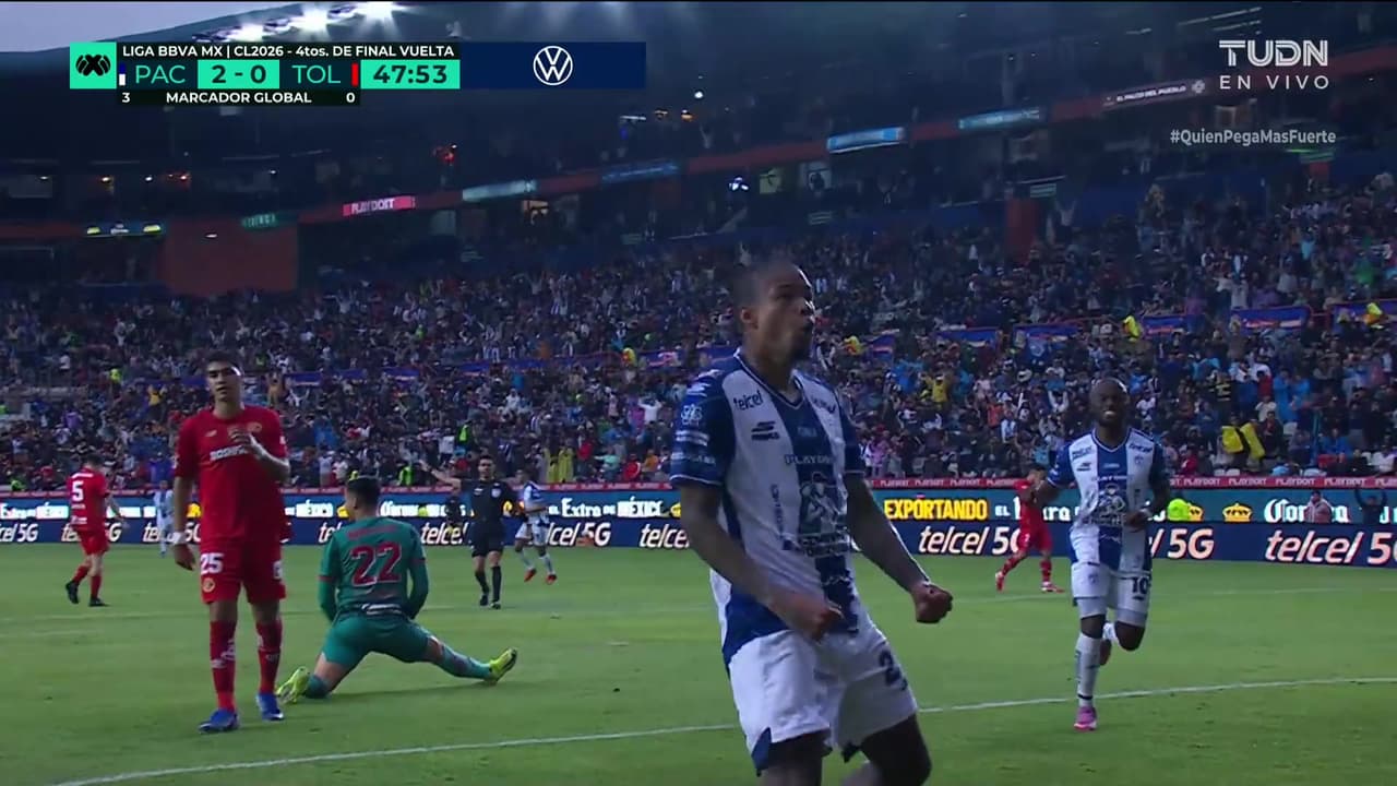 ¡Golazo del Pachuca! Kenedy gana en velocidad y define para el 2-0
