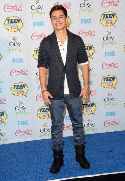 Otro latino es el joven actor estadounidense Jake Austin Szymanski, mejor conocido como Jake T. Austin.