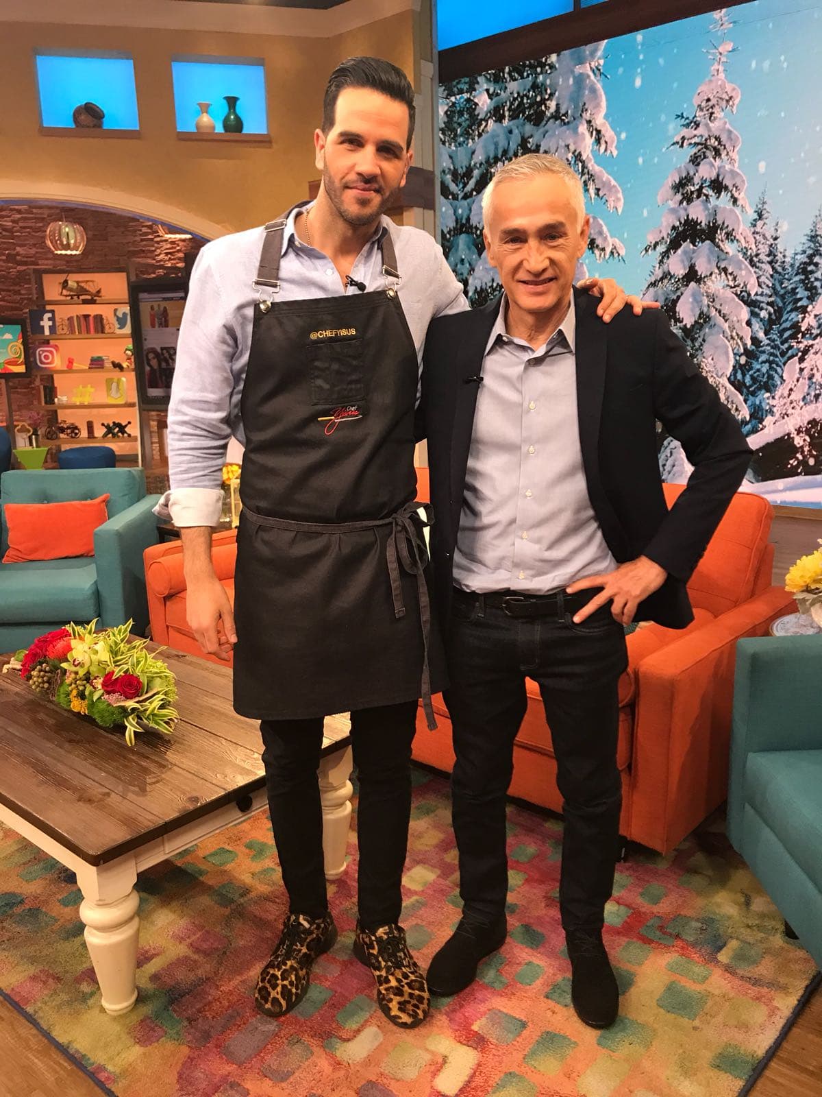 El chef Yisus también pasó a saludarlo. Todos querían tener la foto del recuerdo con Jorge Ramos.