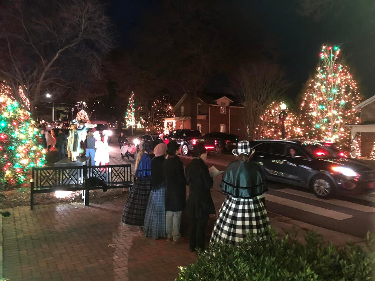 El área histórica de la ciudad se adorna también con cientos de miles de luces y es visible para aquellos que buscan caminar por las tiendas de Main Street o pasar y disfrutar en su automóvil.