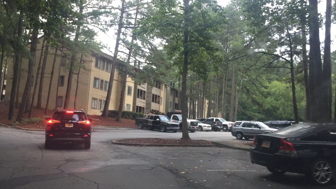 Las comunidades inmigrantes de Georgia vivieron entre los rumores y el miedo el inicio de lo que según el gobierno federal serán varios días de operativos para poner bajo custodia y deportar a indocumentados. En horas de la tarde de este domingo, tanto grupos activistas como Inmigración no habían confirmado detenciones en la región. Al norte de Atlanta, más de 70 personas se reunieron desde muy temprano en la sede de la organización Alianza Latina de Georgia por los Derechos Humanos (GLAHR), desde donde se formaron una decena de grupos que salieron a verificar si agentes del Servicio de Inmigración y Control de Aduanas de los Estados Unidos (ICE) estaban en los vecindarios arrestando a personas.