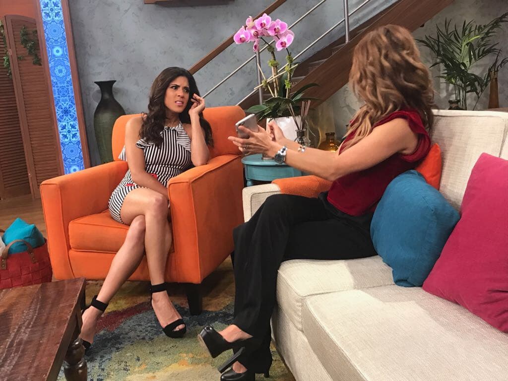 Las chicas sí que saben aprovechar el tiempo entre comerciales.