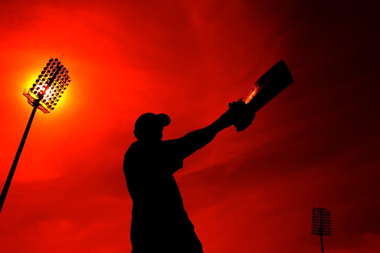 El calentamiento de Fahad Nawaz Choudhry, de los Emiratos Árabes Unidos, antes del partido contra Hong Kong de la División de clasificación para la Copa Mundial de Cricket, en un contraluz con filtros de cámara.