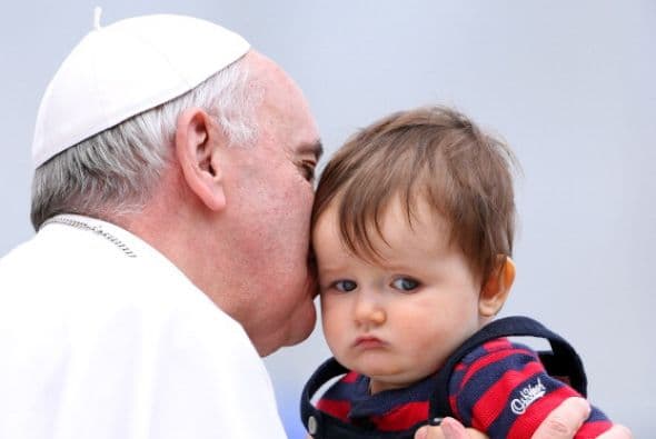 En alguna ocasión que tuvo que bautizar a decenas de bebés, varios de ellos lloraban así que pidió se les diera de comer.