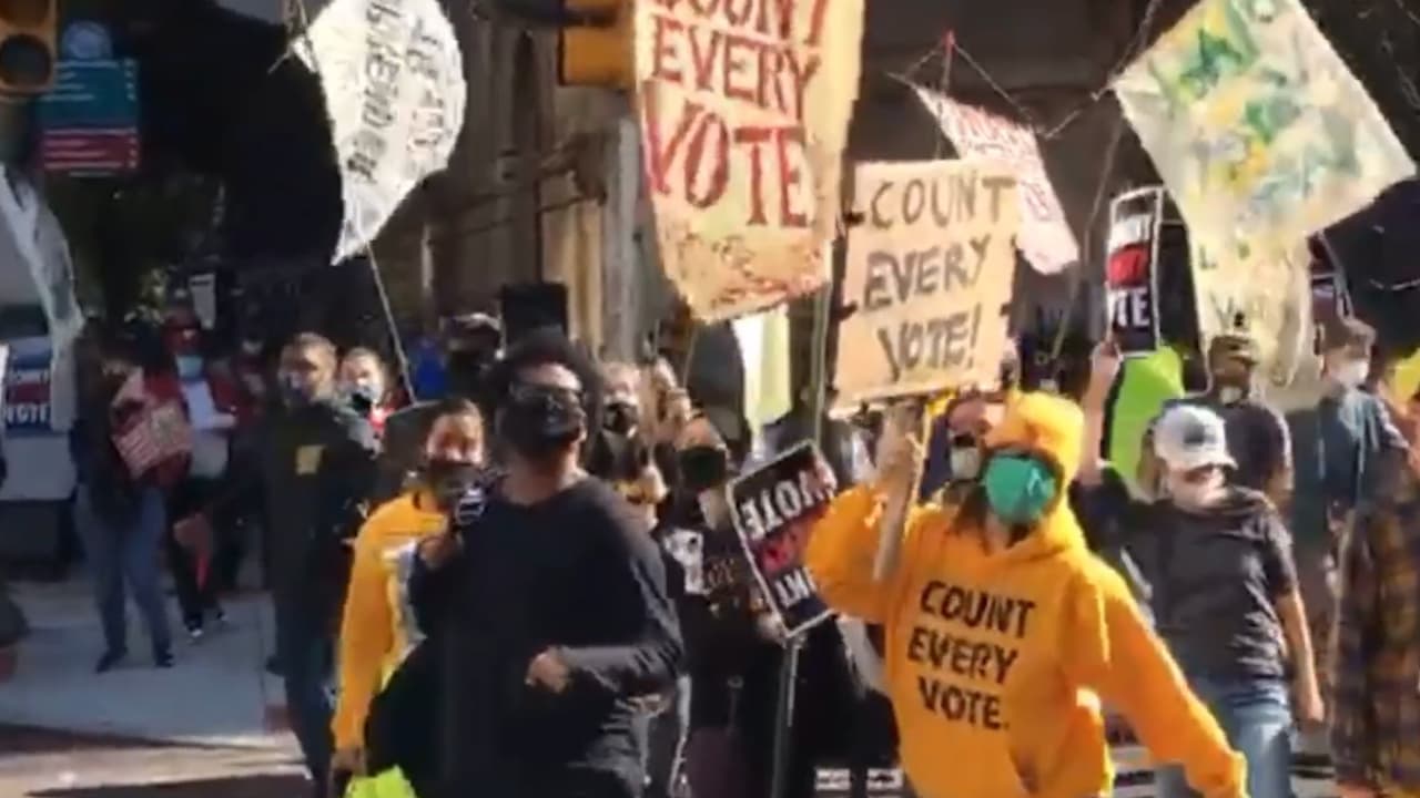 Filadelfia defiende la democracia entre bailes y manifestaciones frente al Centro de Convenciones. 