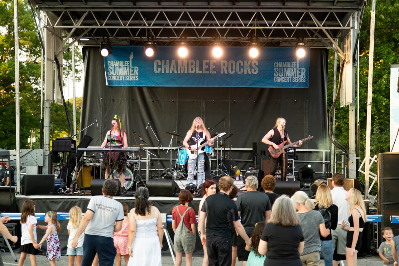 <b>Evento</b>: Chamblee Summer Concert Series
<br>
<b>Fecha</b>: 4 de julio 
<br>
<b>Lugar</b>: 3518 Broad St., Chamblee.
<br>
<b>Sitio web</b>: 
<a href="https://www.chambleerocks.net/">https://www.chambleerocks.net/</a> 
<br>
<br>Experimenta la máxima extravagancia del 4 de julio en el concierto anual de verano de Chamblee. Desde música en vivo y baile, deliciosas comidas, hasta un increíble espectáculo de fuegos artificiales.