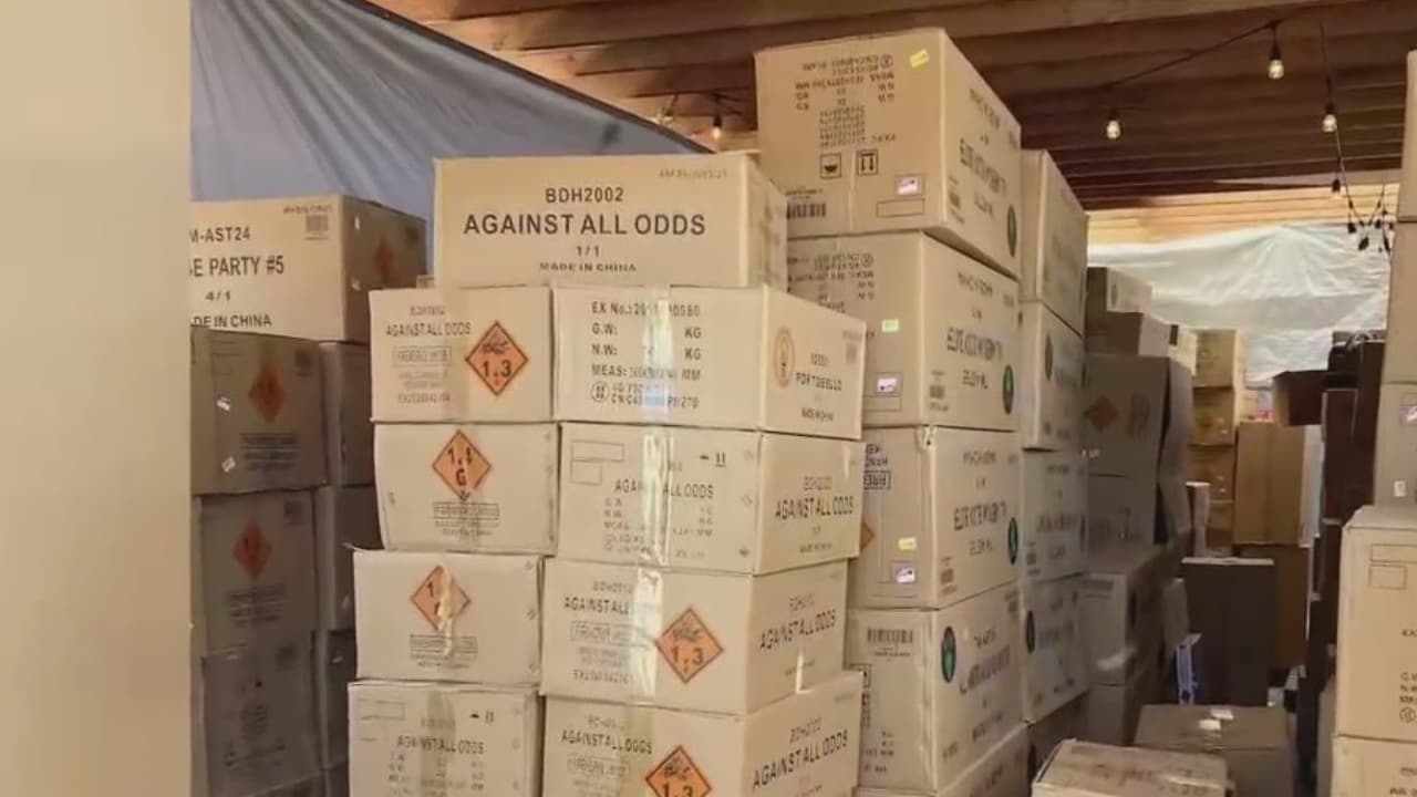 Confiscan un peligroso cargamento de fuegos artificiales al interior de una vivienda en Los Ángeles