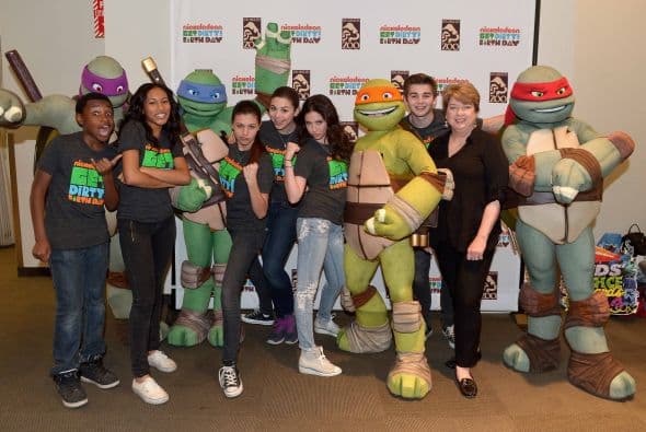 Famosos, voluntarios y hasta las Tortugas Ninja se divirtieron a lo máximo durante la fiesta rural "Get Dirty" en el Zoológico de Los Ángeles. El evento les permitió a los participantes un día repleto de actividades junto a los animalitos. Asimismo, la diversión tuvo un enfoque en la conservación del medio ambiente.