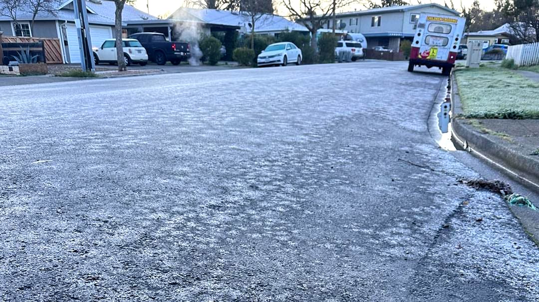 Así se ve el hielo negro: te explicamos qué es y cómo detectarlo en las carreteras