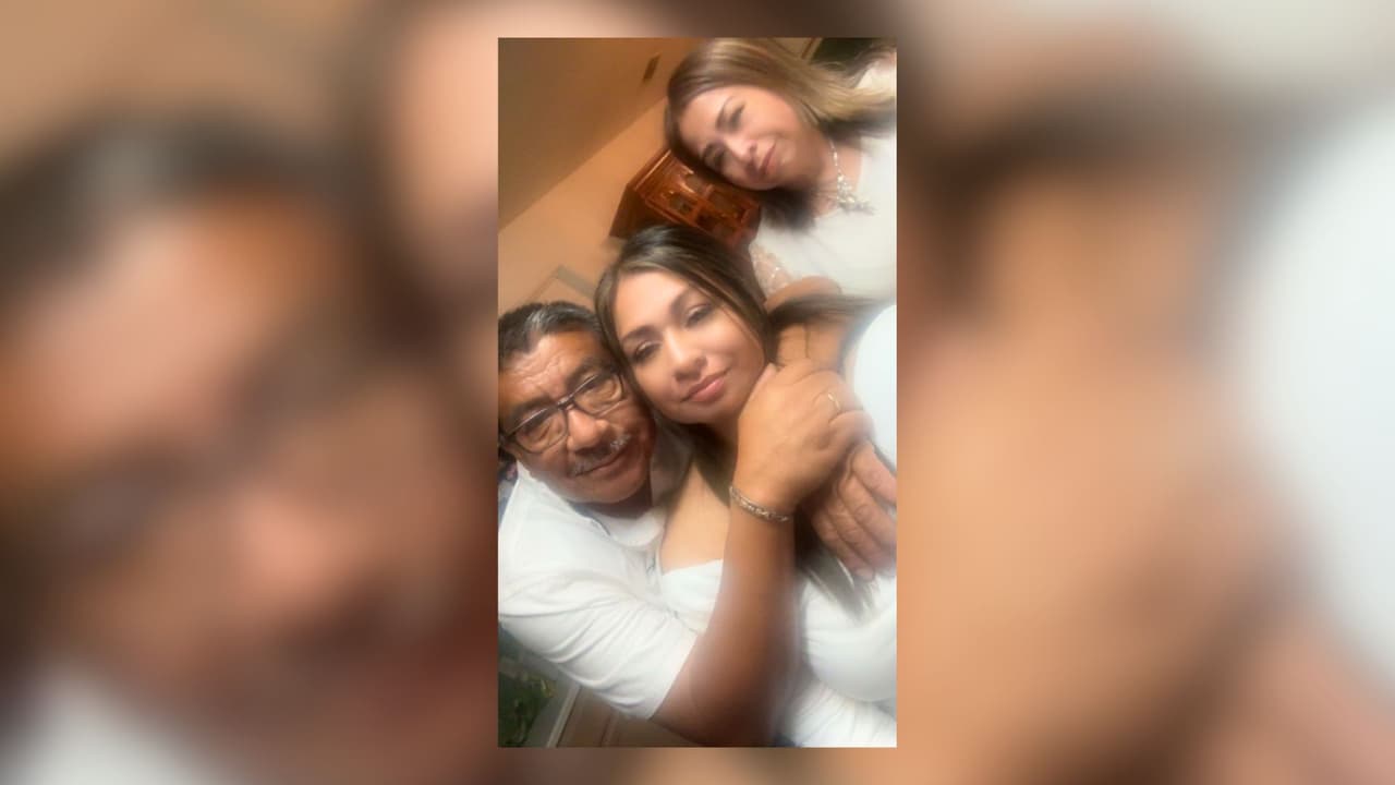 Gelacio Moreno posa junto a una de sus hijas y su esposa.