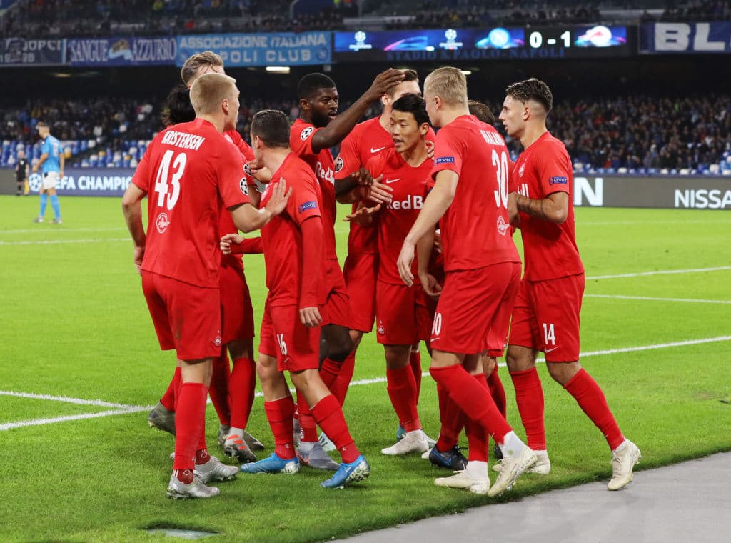 Los jugadores del Salzburg festejan el tanto anotado por Haaland para abri el marcador.