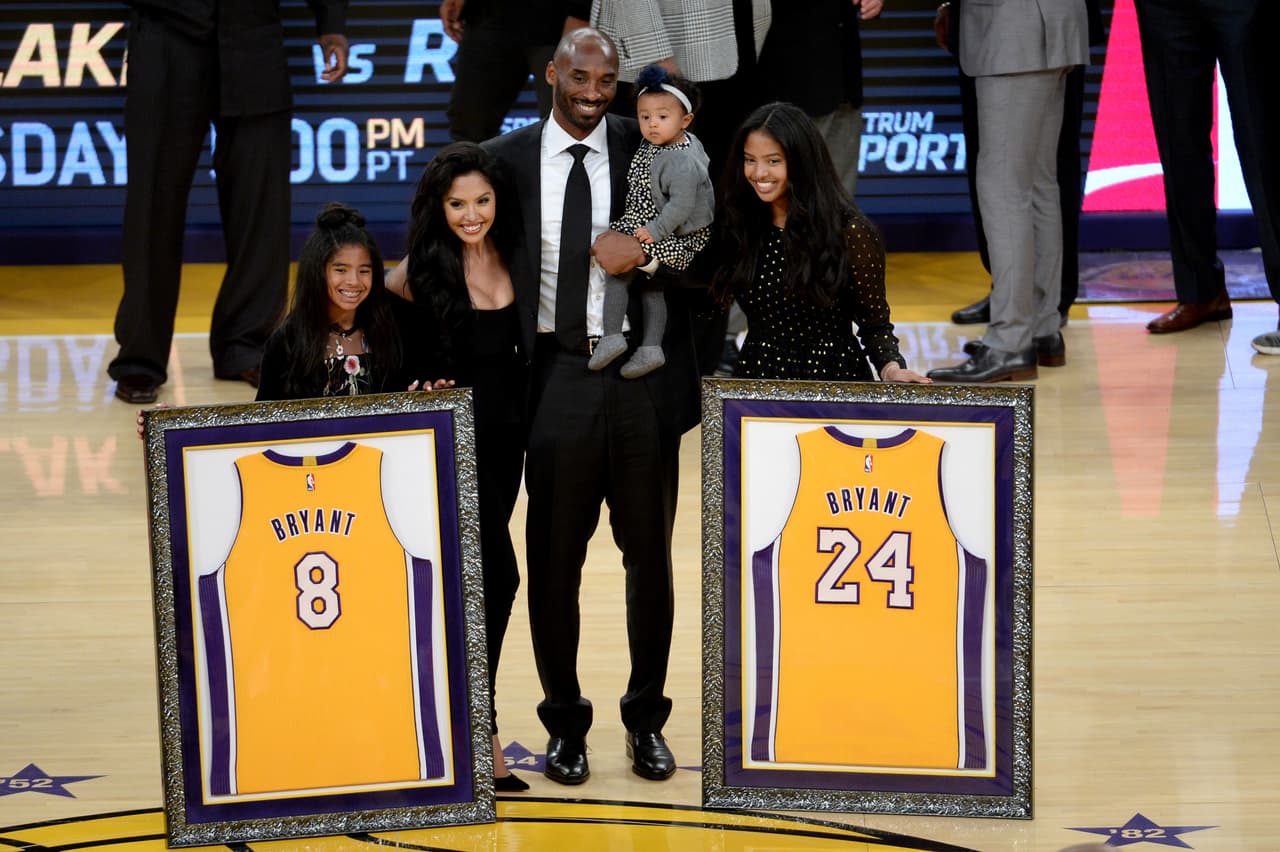 A Kobe, 41 años, y Gianna Bryant, 13 años, le sobreviven
<a href="https://www.univision.com/shows/despierta-america/el-amor-de-mi-vida-y-mi-mejor-amigo-asi-fue-la-historia-de-amor-entre-kobe-bryant-y-su-esposa-vanessa-video" target="_blank">la esposa del jugador de los Lakers, <b>Vanessa Laine Bryant</b></a>, y sus hijas Natalia, de 17 años, Bianka, de 3 y Capri, de 7 meses.
