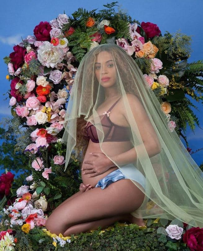 Beyoncé anunció al mundo su embarazo en febrero de 2017 con esta imagen en Instagram. "Queremos compartir nuestro amor y felicidad. Hemos sido doblemente bendecidos. Estamos increiblemente agradecidos porque nuestra familia crecerá, gracias por sus buenos deseos", escribió.